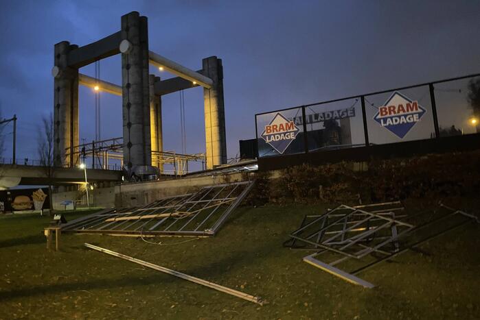 Overkapping patatzaak stort in door storm Eunice