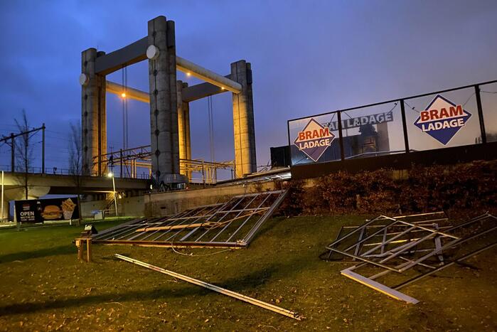 Overkapping patatzaak stort in door storm Eunice