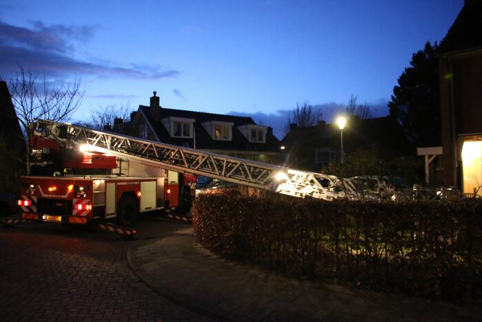 Brandweer blust schoorsteenbrand