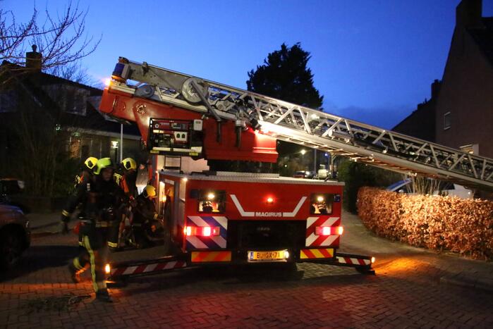 Brandweer blust schoorsteenbrand