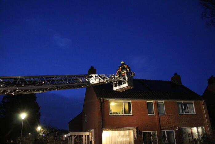 Brandweer blust schoorsteenbrand