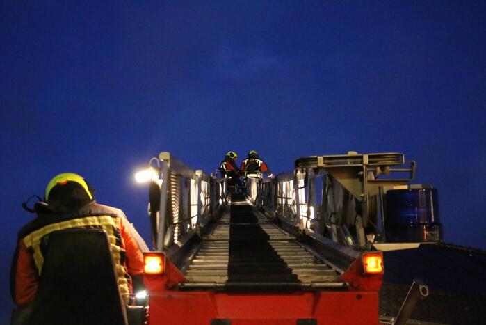 Brandweer blust schoorsteenbrand