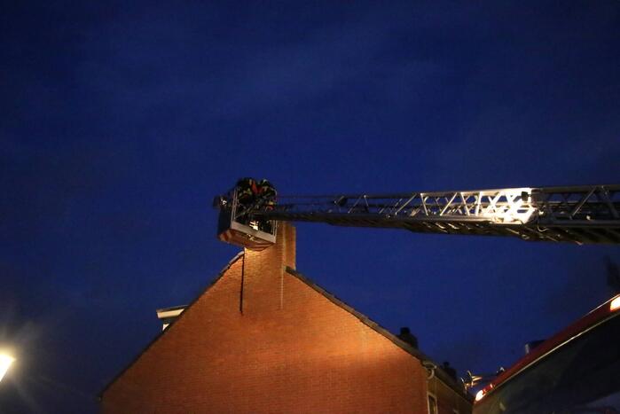 Brandweer blust schoorsteenbrand