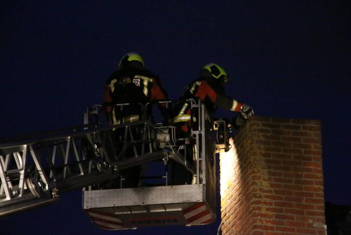 Brandweer blust schoorsteenbrand