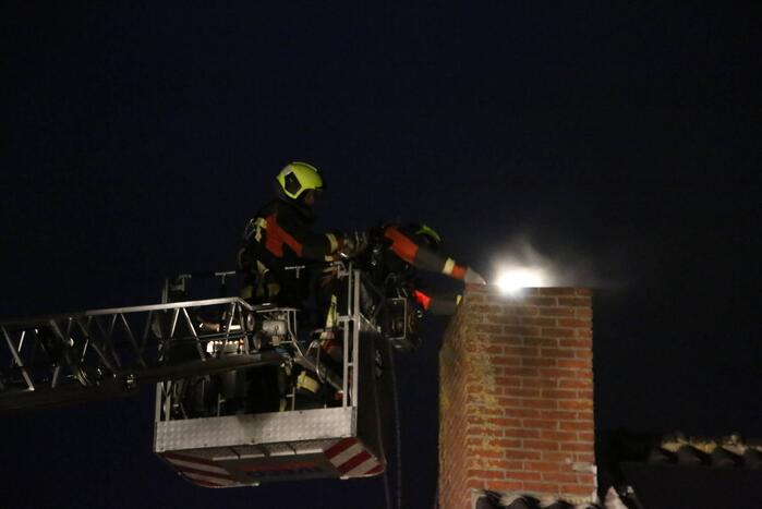 Brandweer blust schoorsteenbrand