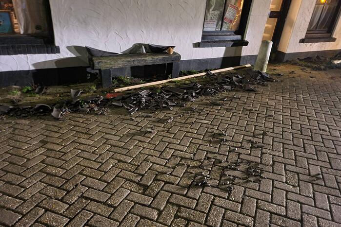 Brandweer verwijdert losliggende dakpannen