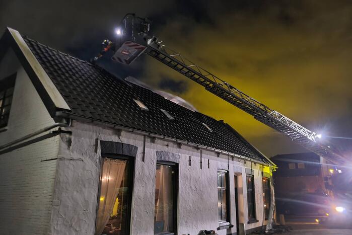 Brandweer verwijdert losliggende dakpannen
