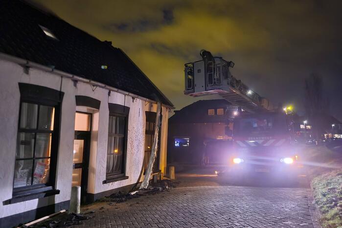 Brandweer verwijdert losliggende dakpannen