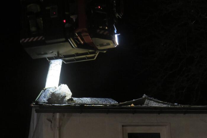 Brandweer gehinderd door omvallende boom