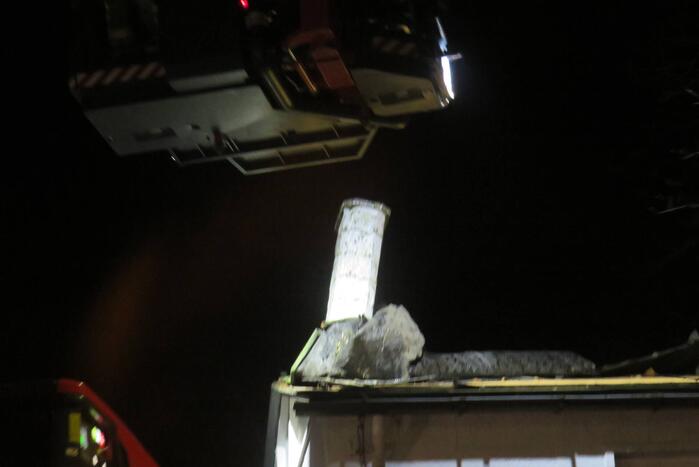 Brandweer gehinderd door omvallende boom