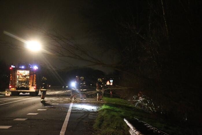 Provincialeweg tijdelijk afgesloten door stormschade