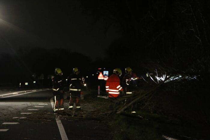 Provincialeweg tijdelijk afgesloten door stormschade