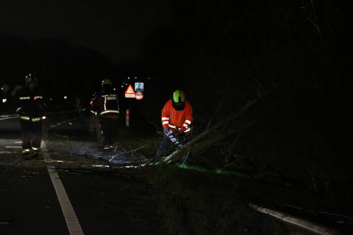 Provincialeweg tijdelijk afgesloten door stormschade
