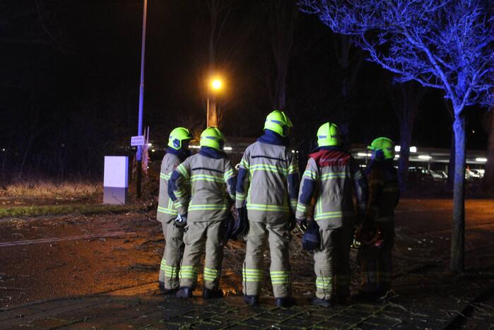 Boom valt om op terrein bij tankstation
