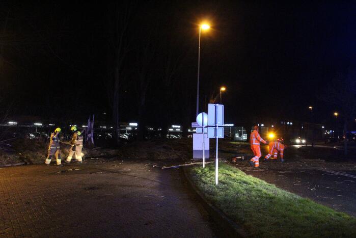 Boom valt om op terrein bij tankstation