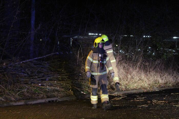 Boom valt om op terrein bij tankstation