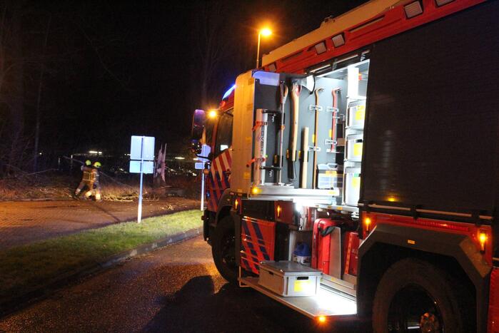 Boom valt om op terrein bij tankstation