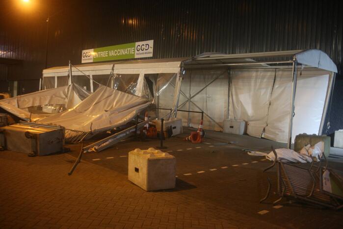 Vaccinatielocatie GGD omgewaaid