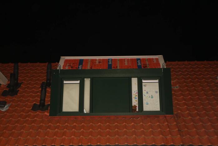 Dak van dakkapel komt los door storm Eunice