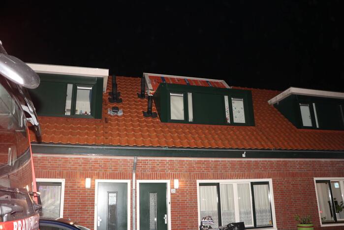 Dak van dakkapel komt los door storm Eunice