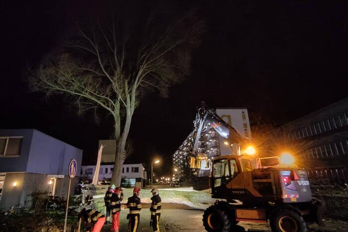 Grote boom omgewaaid in woonwijk