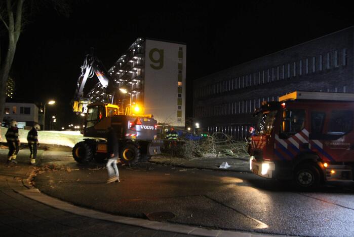 Grote boom omgewaaid in woonwijk