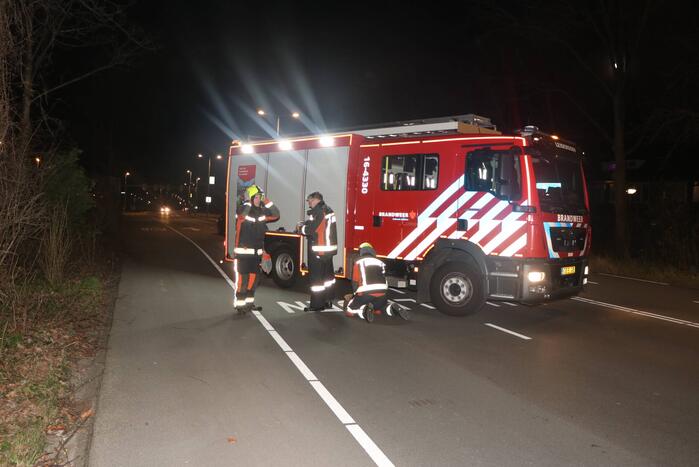 Omgevallen boom blokkeert weg