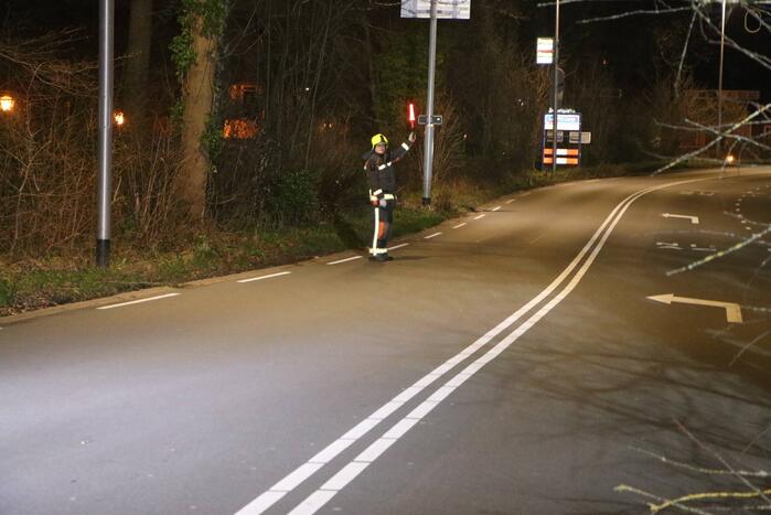 Omgevallen boom blokkeert weg