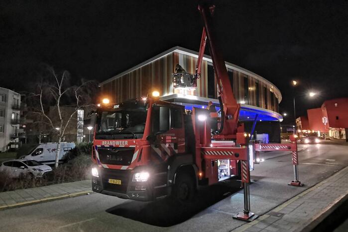 Brandweer verwijdert loshangende geveldelen