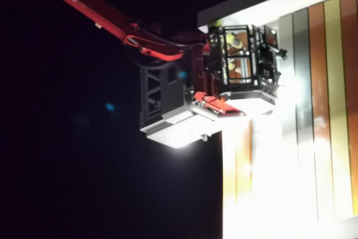 Brandweer verwijdert loshangende geveldelen