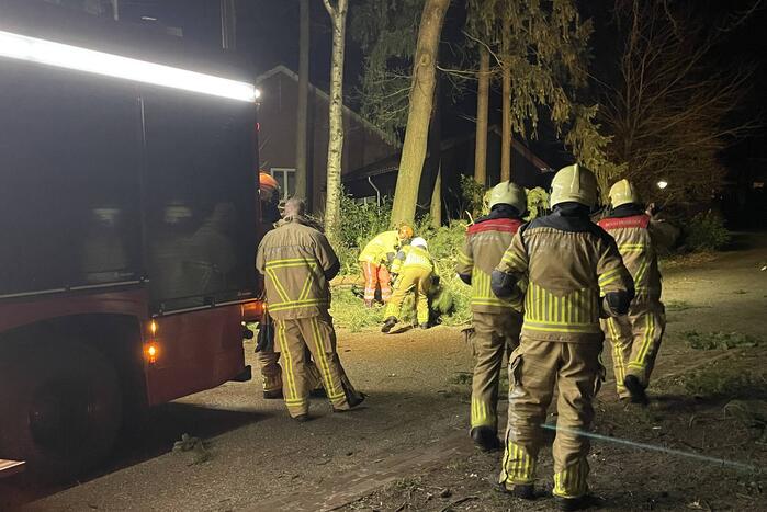 Brandweer verwijdert boom over de weg