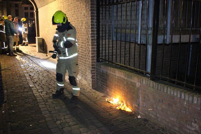 Brandweer blust brand in hoop afval