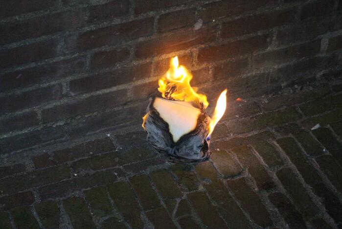 Brandweer blust brand in hoop afval