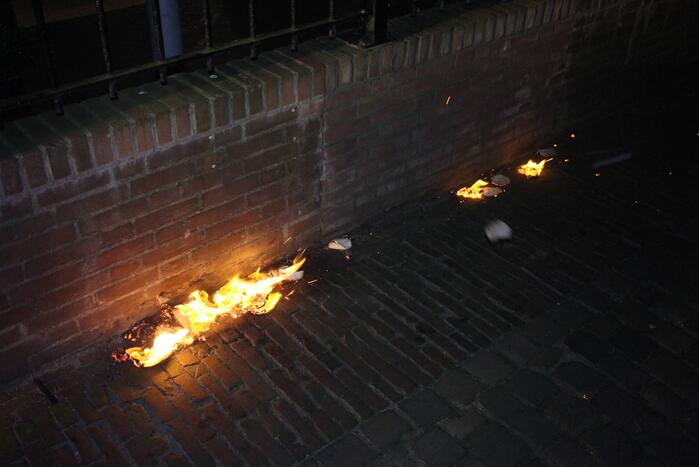 Brandweer blust brand in hoop afval