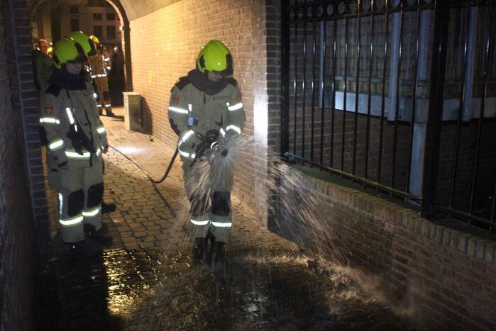 Brandweer blust brand in hoop afval