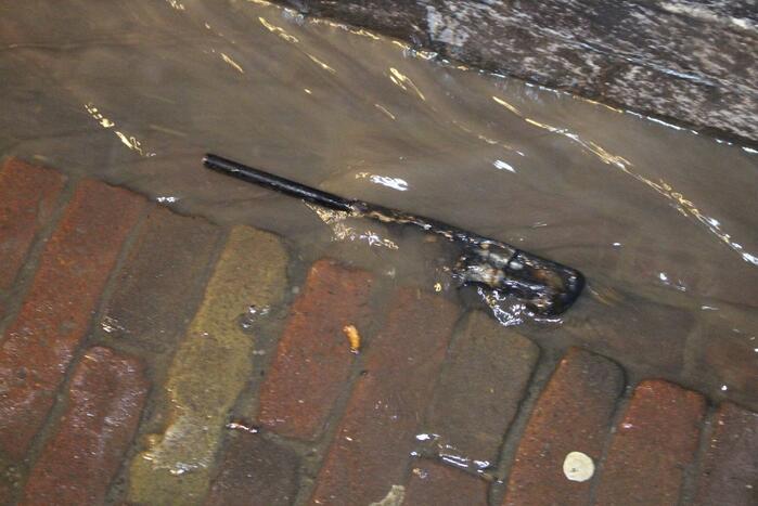 Brandweer blust brand in hoop afval