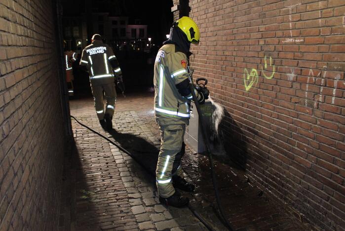 Brandweer blust brand in hoop afval