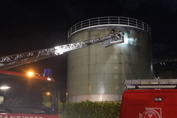 Brandweer verwijdert loshangende plaat