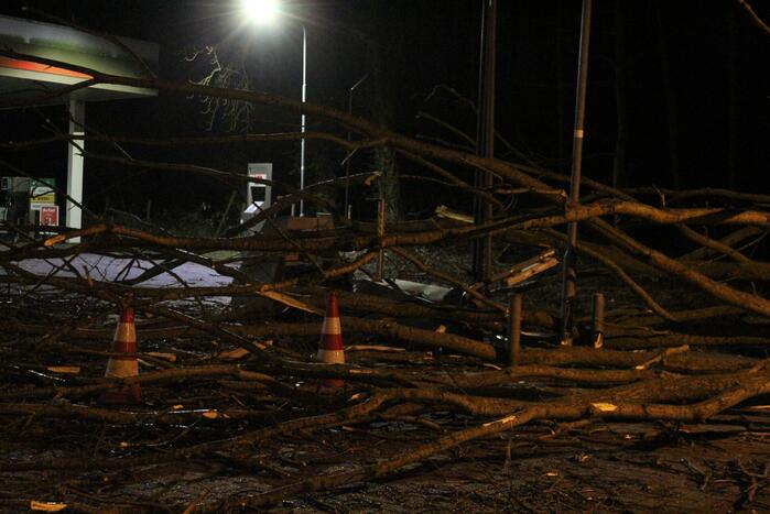 Boom blokkeert tankstation