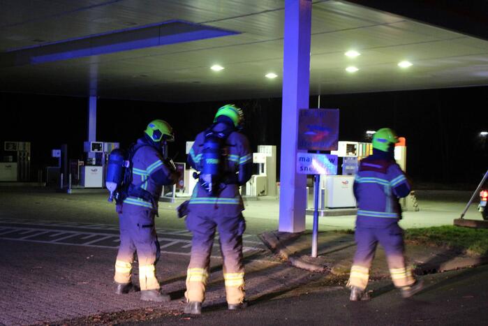Boom blokkeert tankstation