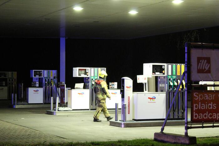 Boom blokkeert tankstation