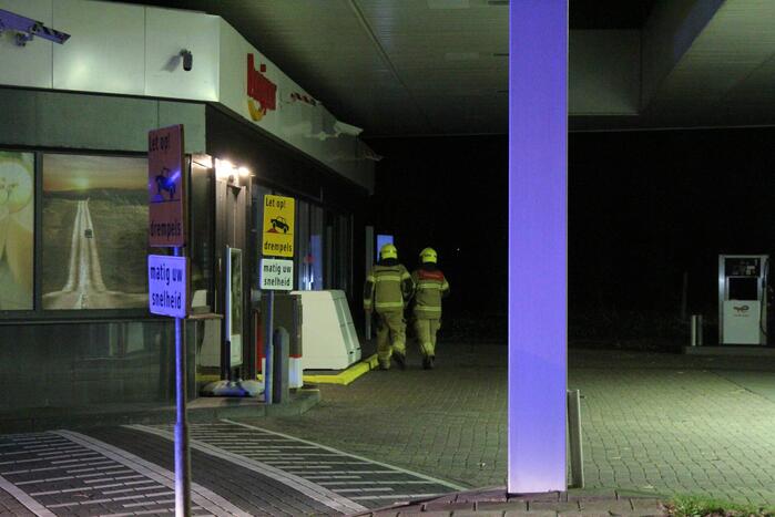 Boom blokkeert tankstation