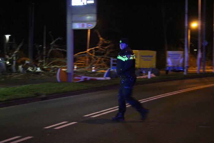 Boom blokkeert tankstation