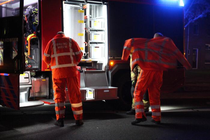 Boom blokkeert tankstation