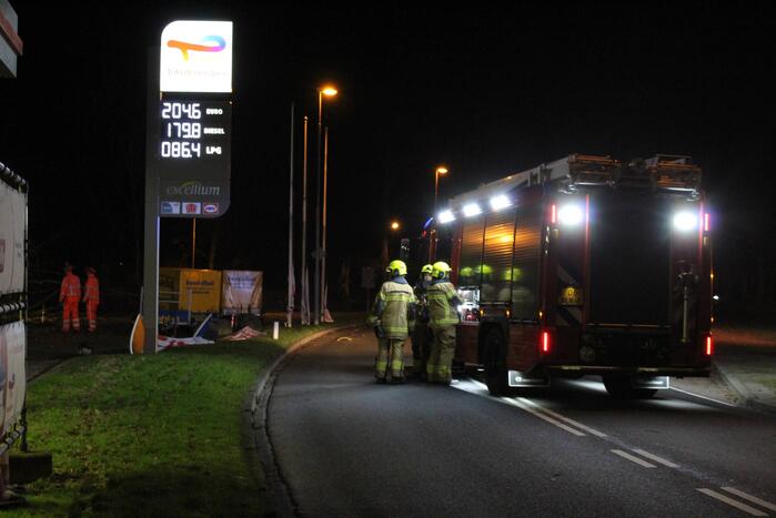 Boom blokkeert tankstation