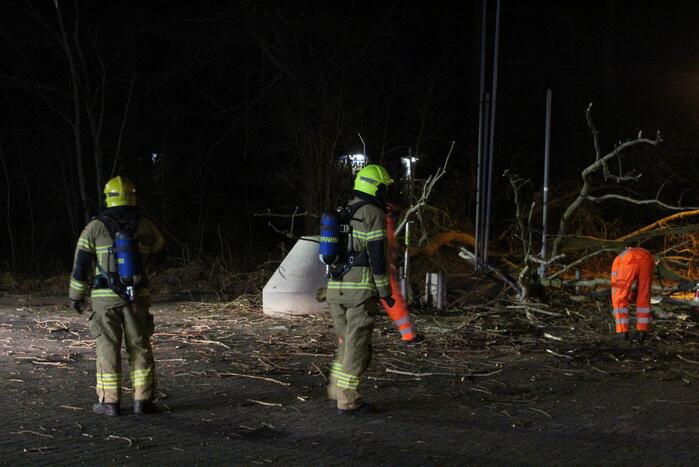 Boom blokkeert tankstation