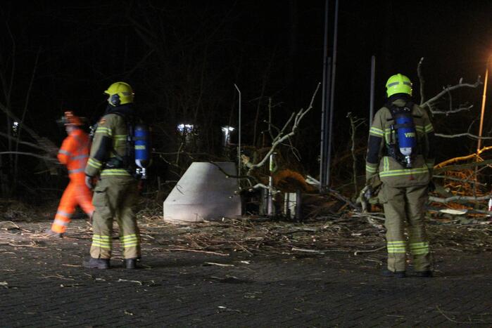 Boom blokkeert tankstation