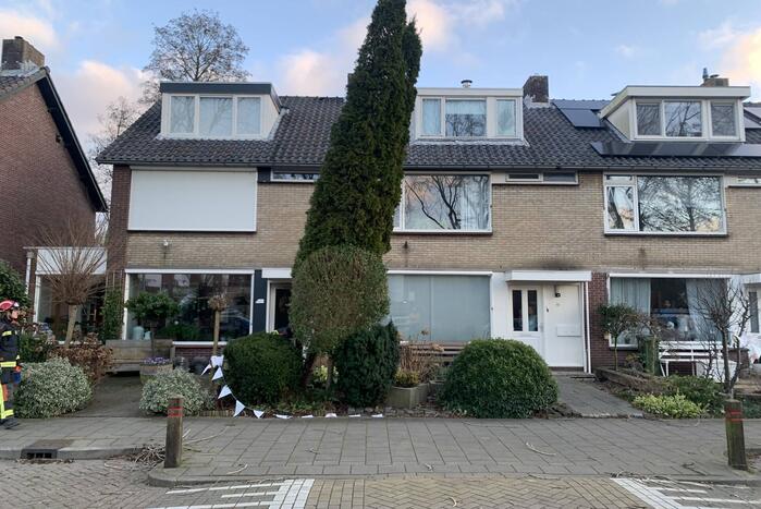 Brandweer zaagt boom om