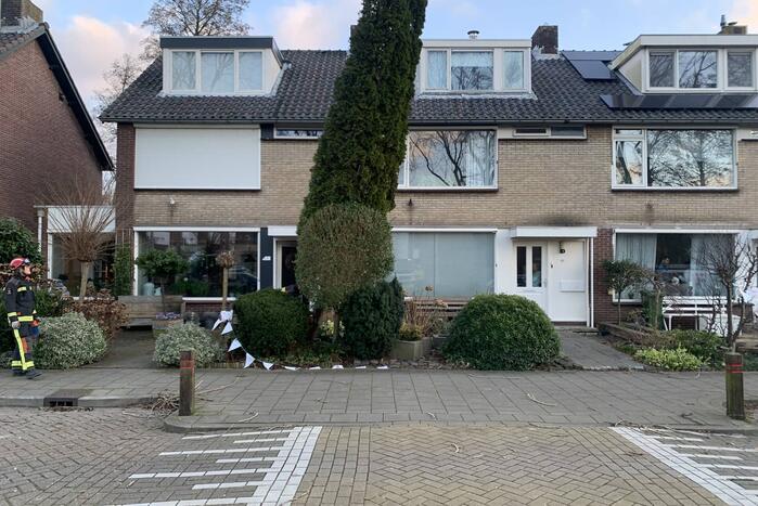 Brandweer zaagt boom om