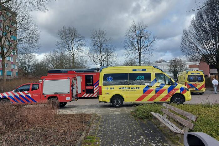 Brandweer blust forse brand in woning